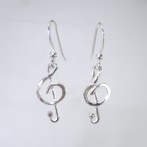 Silver treble clef earingd